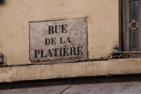 Rue de la Platière, face à la rue Valfenière, plaque de rue ancienne.