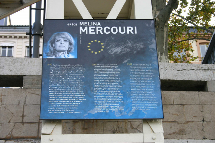 Plaque biographique de Melina Mercouri, au sud du pont Wilson.