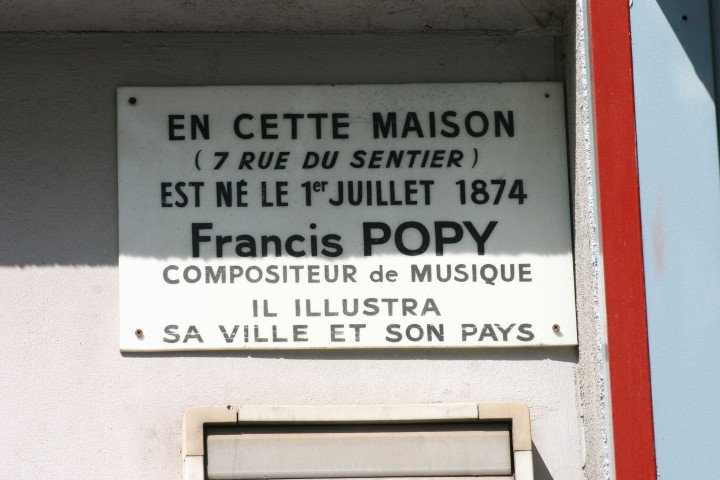 7 place Commandant-Arnaud, plaque en mémoire de Francis Popy (compositeur de musique).
