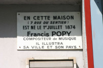 7 place Commandant-Arnaud, plaque en mémoire de Francis Popy (compositeur de musique).