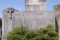 Tombe Methendier.