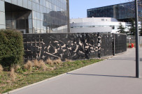 29 Avenue Tony-Garnier, institut Mérieux Pasteur, portail monumental de V. Caniato.