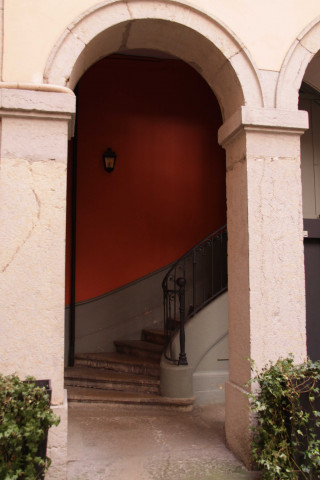 15 rue de l'Annonciade, cour intérieure, façade et escaliers.