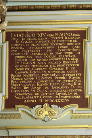 Hôtel-de-Ville, salon de la Conservation, plaque en latin.