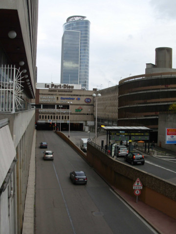 Vue sur le centre commercial de la Part-Dieu, et la tour Oxygène.