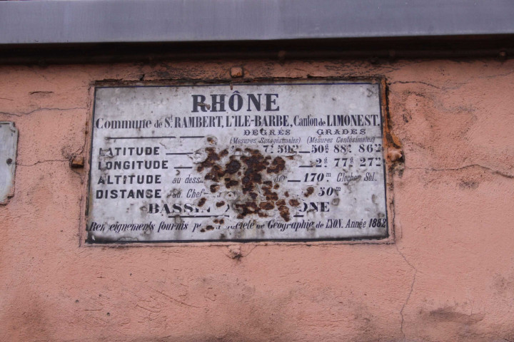 21 grande rue de Saint-Rambert, plaque d'indications diverses.