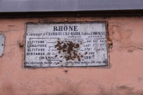 21 grande rue de Saint-Rambert, plaque d'indications diverses.