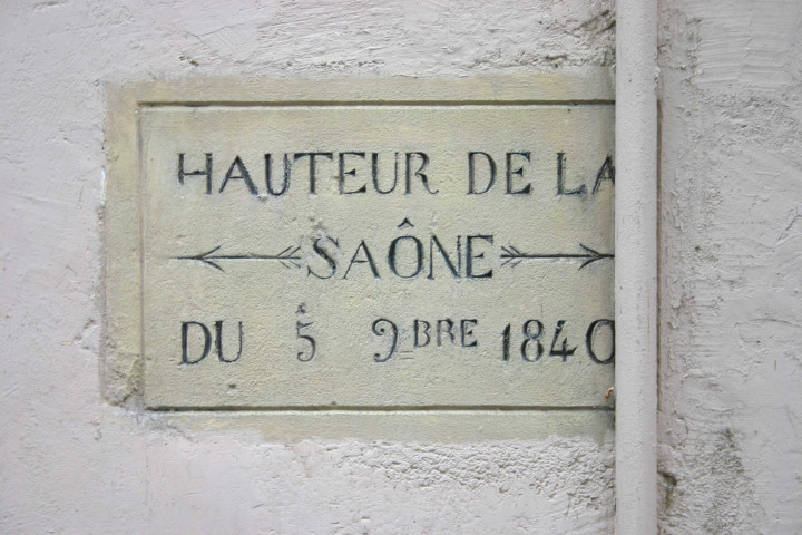 Angle de la Grande-rue-de-Saint-Rambert et de la rue Malibran, plaque de crue.