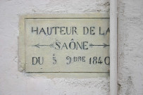 Angle de la Grande-rue-de-Saint-Rambert et de la rue Malibran, plaque de crue.