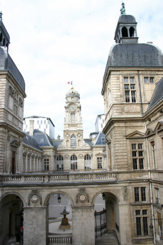 Hôtel-de-Ville, vue prise depuis la place de la Comédie.