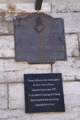 Rives-de-Saône, quai Tilsitt, plaque Thomas Jefferson.