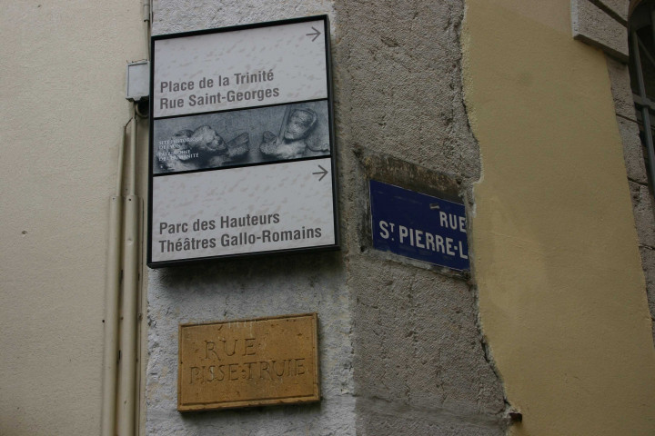 Plaques de rue et signalétique du site historique de Lyon vues depuis la rue du Doyenné.