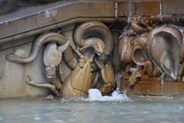Place des Jacobins, fontaine de Gaspard André, détail des sculptures.