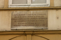 23 rue Sergent-Blandan, plaque en mémoire de Charles de Chavannes (explorateur).