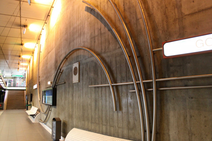 Station de métro Gorge-de-Loup, oeuvre anonyme avec médaillon.
