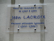 Au numéro 125, plaque commémorative en hommage à Jean Lacroix (philisophe).