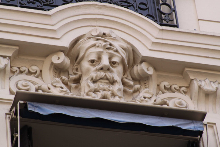 Angle de la rue Ferrandière et de la rue du Président-Carnot, fronton de fenêtre.