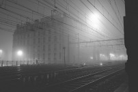 Hôtel Mercure du quai Rambaud dans le brouillard, vue prise près des voies SNCF.