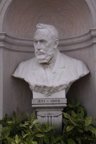 Tombe de Lucien Laroyenne (chirurgien), sculpture.