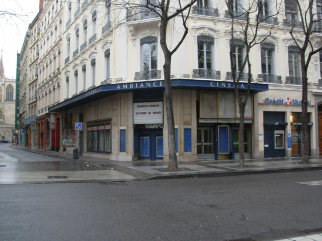 Angle de la rue de la République et de la rue Gentil, cinéma "Ambiance".