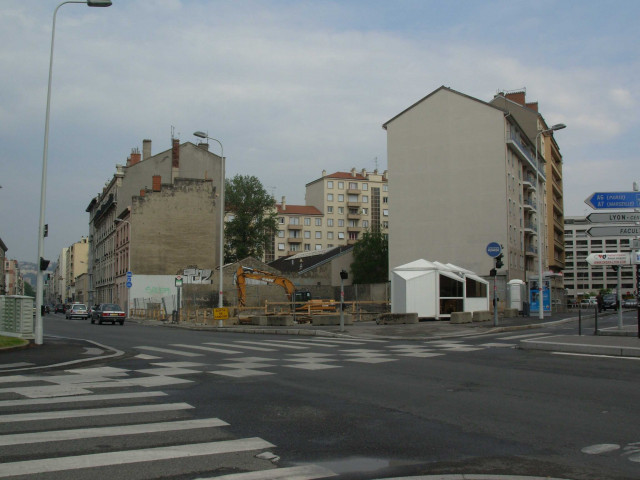 Angle nord-ouest de la rue Marc-Bloch et de la rue de la Madeleine.
