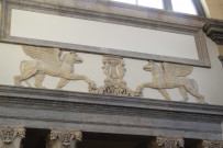Détail de décoration des murs au dessus des colonnes.