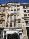 3 rue du Bât-d'Argent, sculptures au-dessus des fenêtres de l'immeuble.