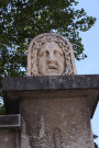 Entrée du cimetière ancien, buste sur pilier du portail.