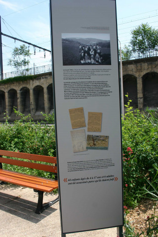 Angle de la rue Raoul-Servant et de la rue Professeur-Zimmermann jardin des 44 enfants d'Izieu, plaque historique.