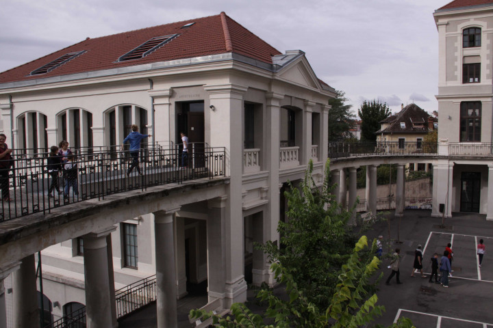 Collège de la Tourette, plaque, cour, passerelle.