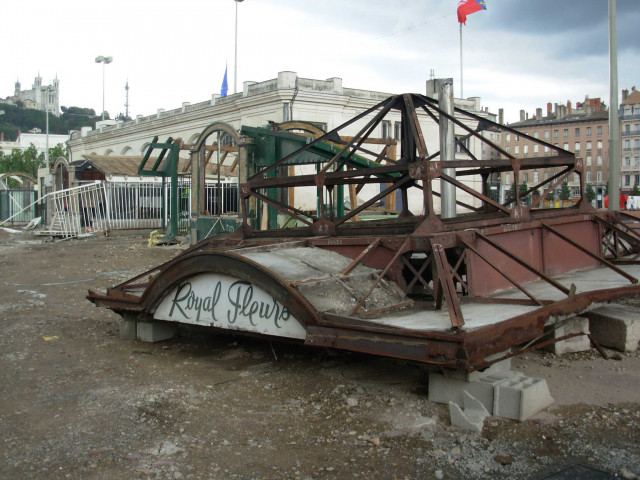 Démolition de l'ancien kiosque.