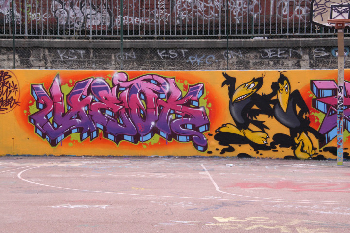 Avenue Thiers vers la rue de la Gaité, graffitis.