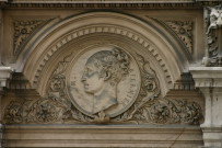 22 rue Constantine, médaillon à l'effigie de Juliette Récamier.