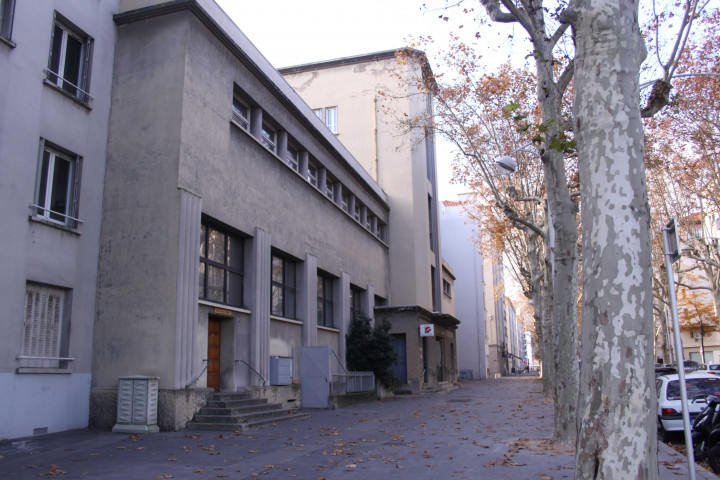 Lavoirs et bains-douches municipaux.
