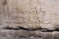 Crue du Rhône de l'année 1956, gravée dans la pierre du mur.