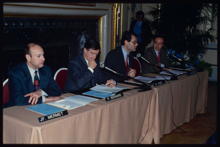 Signature du plan sécurité à l'Hôtel de Ville, en présence de J.-F. Mermet, P. Bernard, M. Noir et P. Marland.