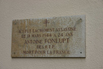 Angle nord-est de la rue Puits-Gaillot et de la rue Romarin, plaque en mémoire d'Antoine Fonlupt (résistant).