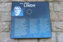 Plaque biographique de Anna Lindh, au nord du pont Gallieni.