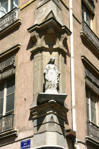 Angle de la rue de la Poulaillerie et de la rue de la Gerbe, madone.