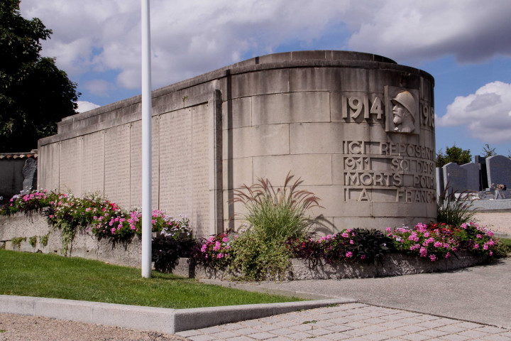 Mausolée de la guerre de 1914-1918 "Ici reposent 911 soldats morts pour la France".