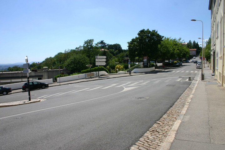 Angle de la rue Roger-Radisson et de la rue Cléberg.