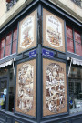 A l'angle des deux rues, boutique de l'artisan Boulanger.