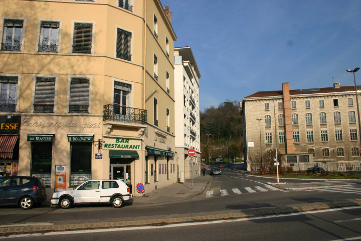 Angle du chemin de Serin et du quai Joseph-Gillet.
