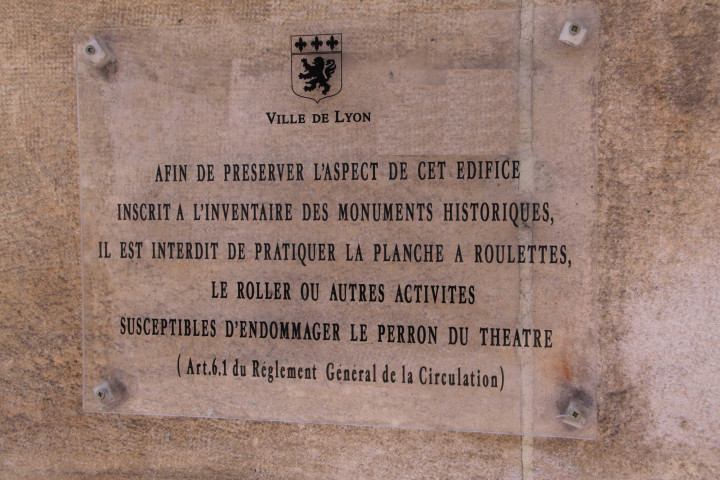 Le Théâtre et le parking, plaque touristique.