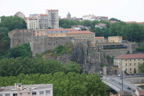 Vue sur le boulevard Antoine-de-Saint-Exupéry, le quai Joseph-Gillet et la Croix-Rousse, prise depuis le Fort de Vaise.