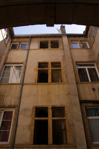 4 rue du Plâtre, vue de la façade intérieure prise depuis la cour de l'immeuble, de la cage d'escalier et de la cour intérieure.