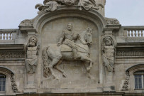 Hôtel-de-Ville, sculpture d'Henri IV en façade.