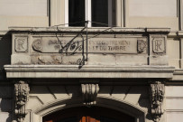 41 cours de la Liberté, inscription : "Direction de l'enregistrement des domaines et du timbre".