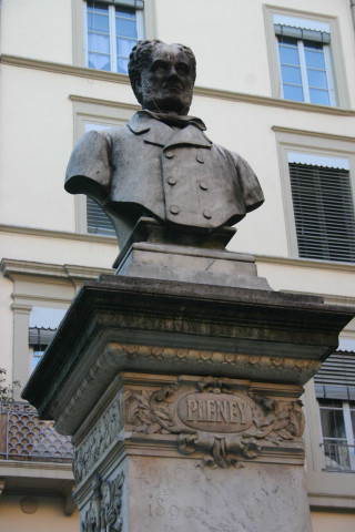 Place Meissonnier, monument fontaine à Jean-Pierre Pléney de Joseph-Marie Bourgeot.