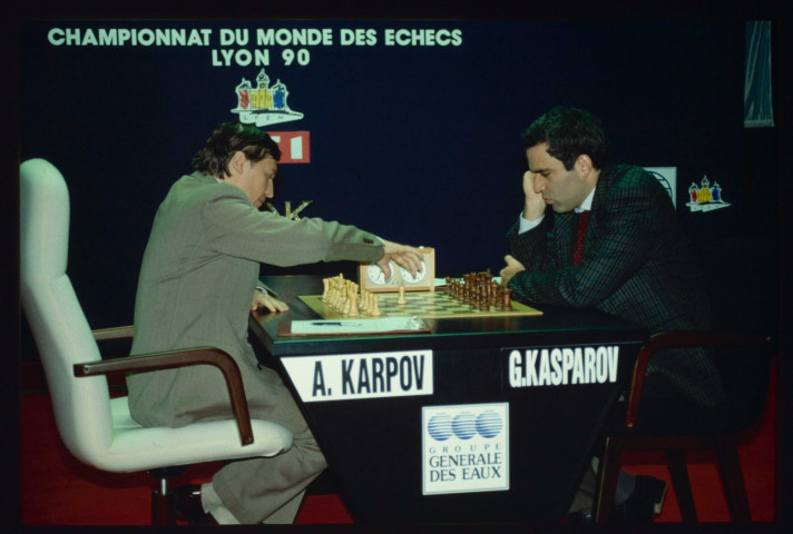 Jeu d'échecs : finale du championnat du monde entre Anatoly Karpov et Garry Kasparov au Palais des Congrès, initiation aux échecs, en présence du maire de Lyon Michel Noir et de Guy Béart.